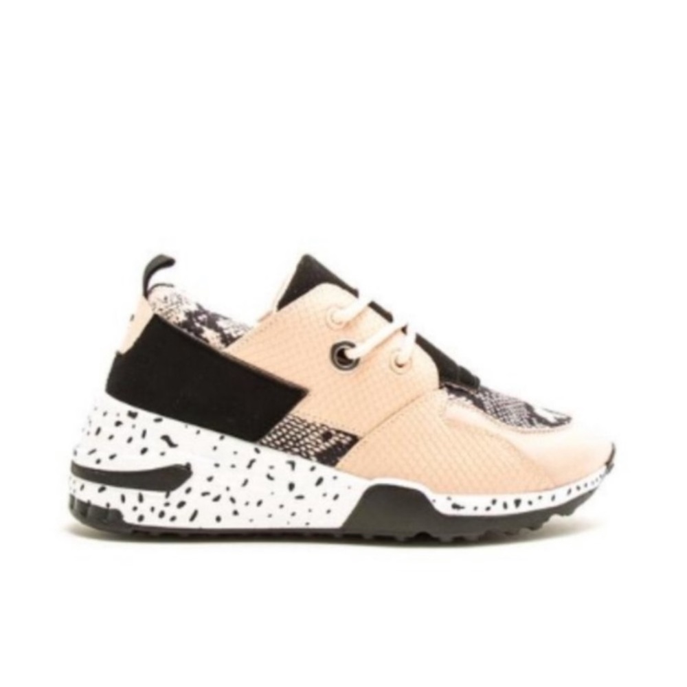 Women’s tennis shoes